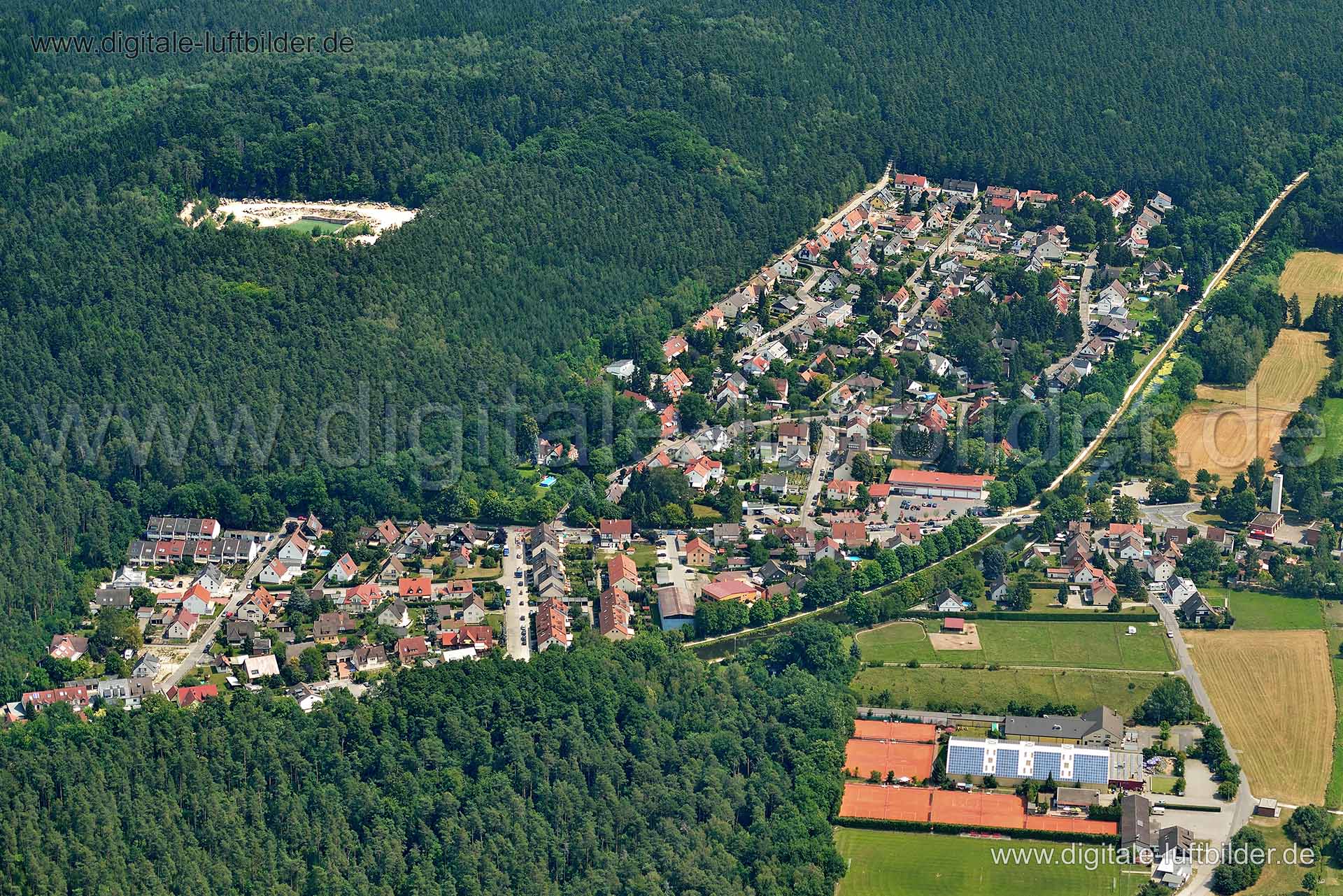 Titel: Worzeldorf, Bildnummer: nn75770, Ort / Stadt: Nürnberg, (Land)Kreis: kreisfreie Stadt Nürnberg, Regierungsbezirk: Mittelfranken, Bundesland: Bayern, Aufnahmedatum: 27.07.2012, Schlagwörter: Luftbild, Luftbilder, Luftbildfotografie, Luftaufnahme, Luftbildaufnahme, Luftfoto, Vogelperspektive, Vogelansicht, Deutschland, Schräg- und Senkrecht-Luftaufnahmen, Orthofotografie, Worzeldorf, Klingerstraße, Waldmüllerstraße, Spitzwegstraße, Heckenrosenweg, Am Hochwald, Finkenschlag, Kohlmeisenweg, S