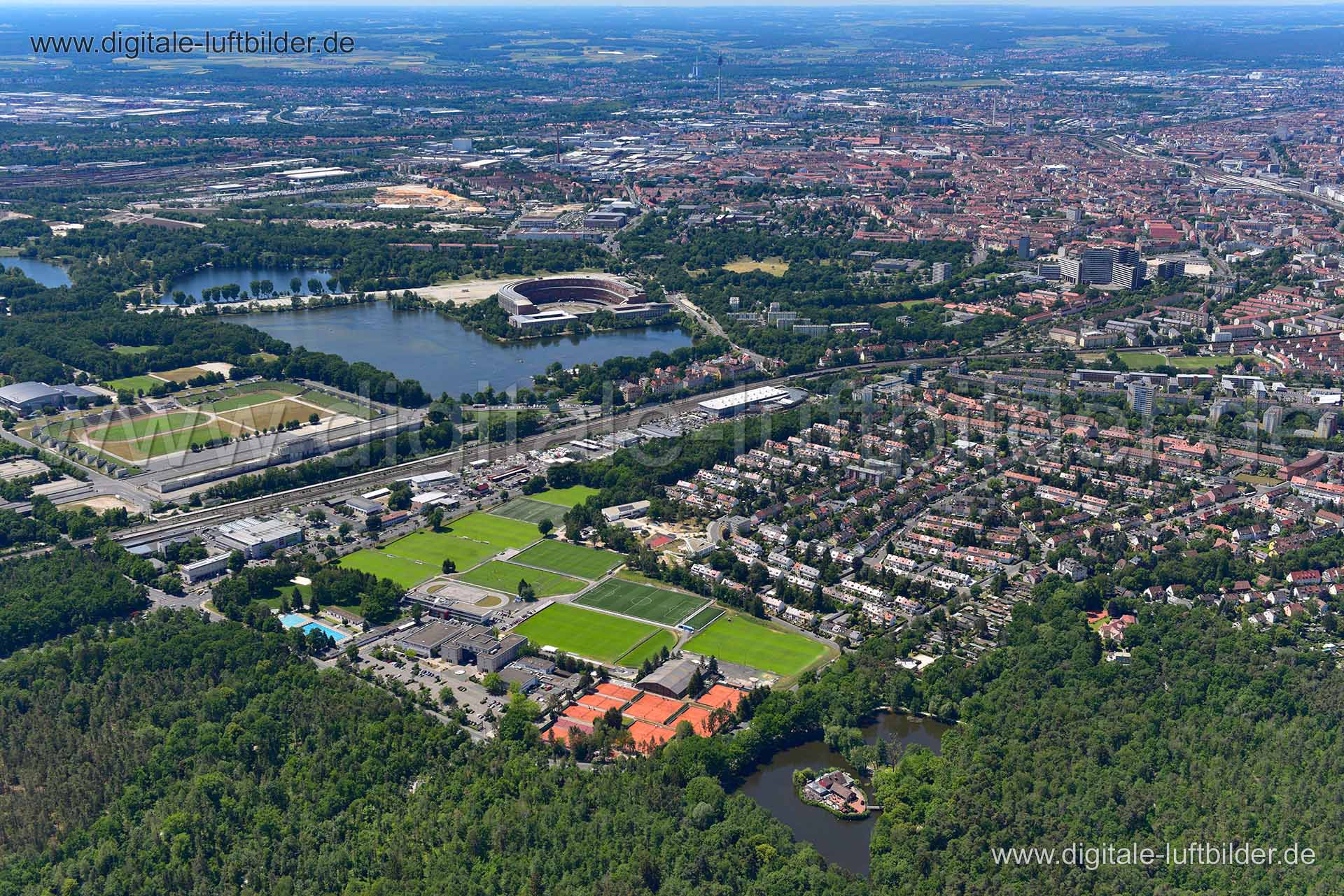 Titel: Zerzabelshof, Bildnummer: n360450, Ort / Stadt: Nürnberg, (Land)Kreis: kreisfreie Stadt Nürnberg, Regierungsbezirk: Mittelfranken, Bundesland: Bayern, Aufnahmedatum: 02.06.2020, Schlagwörter: Luftbild, Luftbilder, Luftbildfotografie, Luftaufnahme, Luftbildaufnahme, Luftfoto, Vogelperspektive, Vogelansicht, Deutschland, Schräg- und Senkrecht-Luftaufnahmen, Orthofotografie, 90478, 90480, 90471, Rohrmattenstraße, Großstraße, Gleimstraße, Dutzendteichstraße, Waldluststraße, Zerzabelshofer Hau