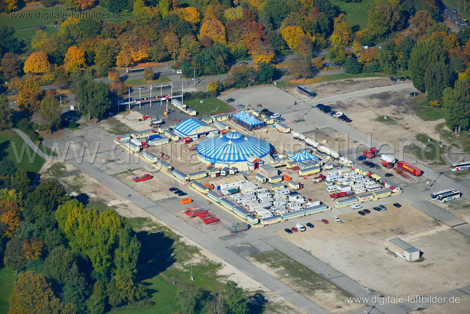 Titel: Zirkus Roncalli, Bildnummer: n076660, Ort / Stadt: Nürnberg, (Land)Kreis: kreisfreie Stadt Nürnberg, Regierungsbezirk: Mittelfranken, Bundesland: Bayern, Aufnahmedatum: 19.10.2013, Schlagwörter: Luftbild, Luftbilder, Luftbildfotografie, Luftaufnahme, Luftbildaufnahme, Luftfoto, Vogelperspektive, Vogelansicht, Deutschland, Schräg- und Senkrecht-Luftaufnahmen, Orthofotografie, Zirkus, Circus Roncalli, Dutzendteich, Zelt, Wohnwagen, Volksfestplatz, Herbstlaub, Zirkus Roncalli, Monat: Oktober