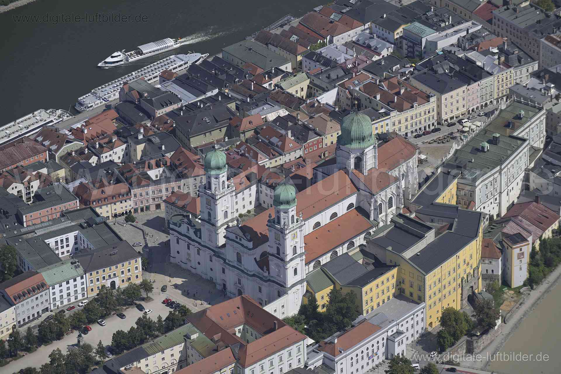 Luftaufnahme Dom St. Stephan in Passau | Niederbayern, Bayern