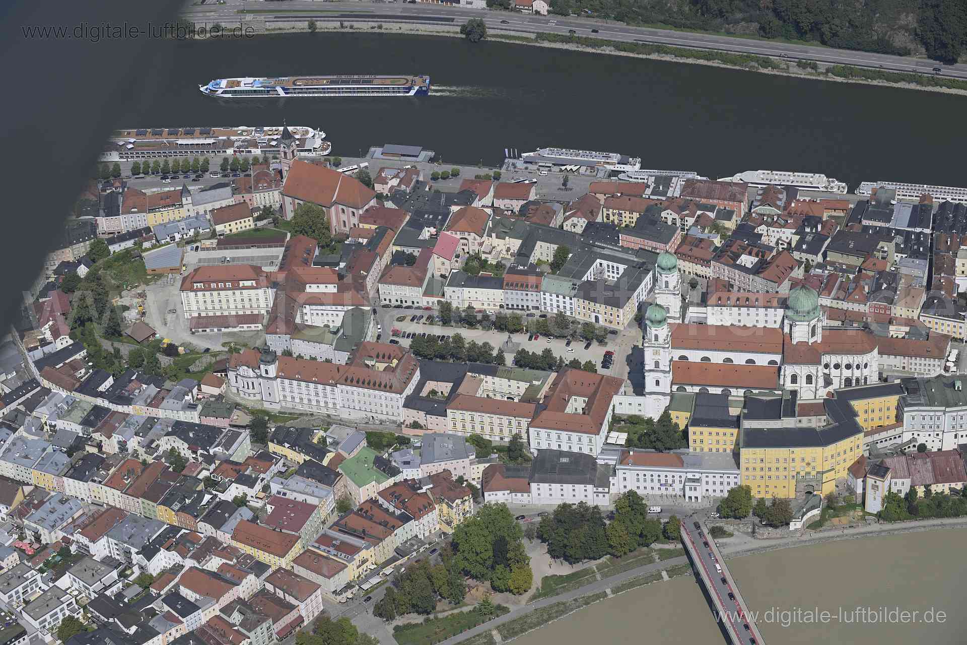Luftaufnahme Flussmündung Donau Inn in Passau | Niederbayern, Bayern