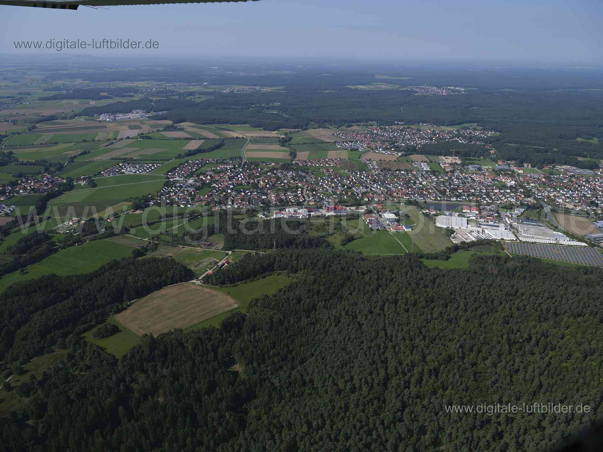 Titel: Postbauer-Heng, Bildnummer: f520530, Ort / Stadt: Postbauer-Heng, (Land)Kreis: Landkreis Neumarkt in der Oberpfalz, Regierungsbezirk: Oberpfalz, Bundesland: Bayern, Aufnahmedatum: 20.08.2023, Schlagwörter: Deutschland, , Kago-Platz, Gewerbegebiet, Photovoltaikanlage, Solarpark, Monat: August, Jahreszeit: Sommer, Tageszeit: Vormittag / Mittag, Jahr: 2023, Flug ID: 20230820, Bildstatus: unbearbeitetes Rohbild, Bildabmessung: 11648 x 8736 Pixel, Fotograf & Copyright: Oliver Acker