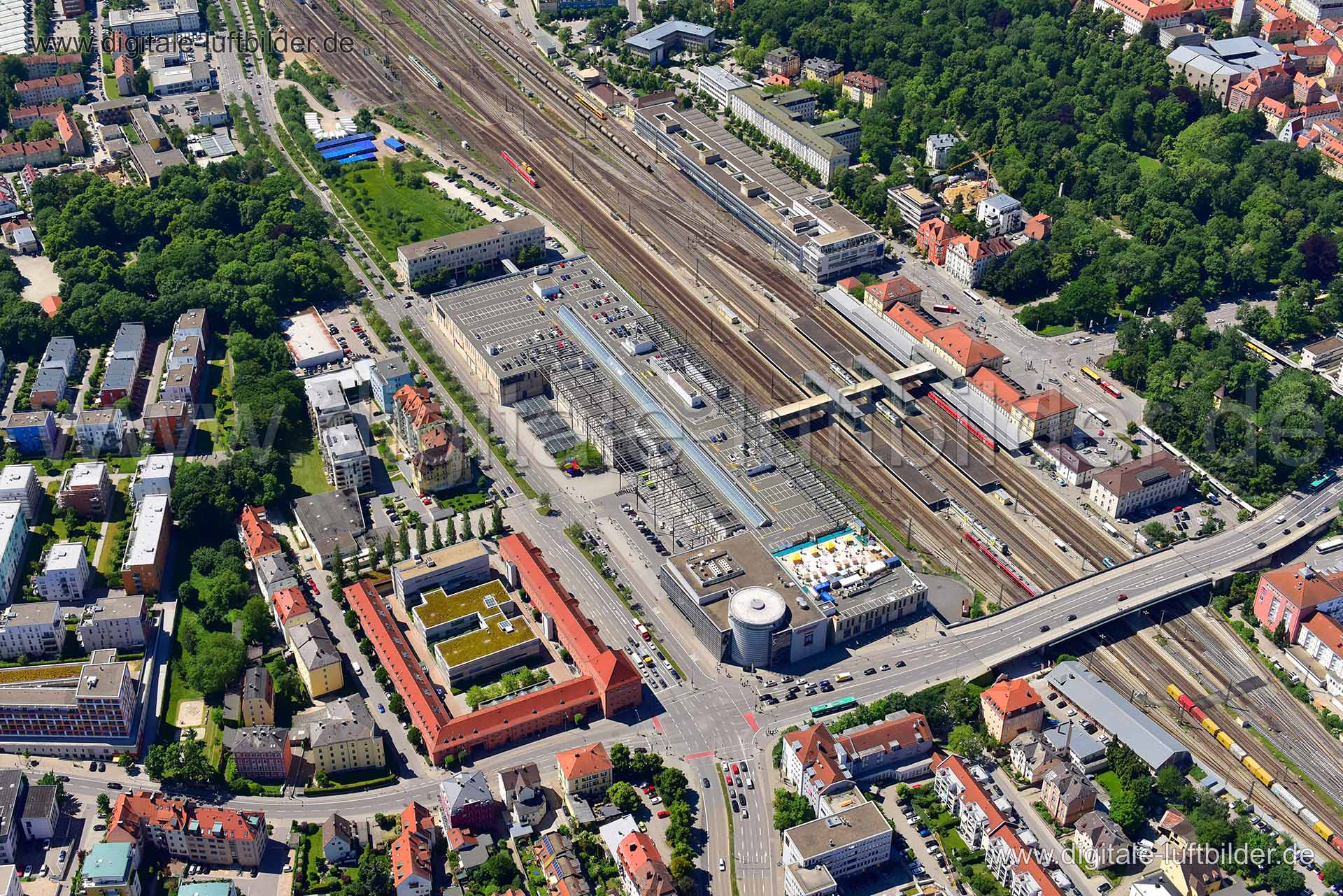 Titel: Hauptbahnhof, Bildnummer: n302020, Ort / Stadt: Regensburg, (Land)Kreis: kreisfreie Stadt Regensburg, Regierungsbezirk: Oberpfalz, Bundesland: Bayern, Aufnahmedatum: 03.06.2019, Schlagwörter: Luftbild, Luftbilder, Luftbildfotografie, Luftaufnahme, Luftbildaufnahme, Luftfoto, Vogelperspektive, Vogelansicht, Deutschland, Schräg- und Senkrecht-Luftaufnahmen, Orthofotografie, 93053, 93047, 93051, Paracelsusstraße, Bahnhofstraße, Friedenstraße, Bischof-Konrad-Straße, Albertstraße, Galgenbergst