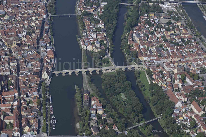 Luftaufnahme Steinerne Brücke in Regensburg | Oberpfalz, Bayern