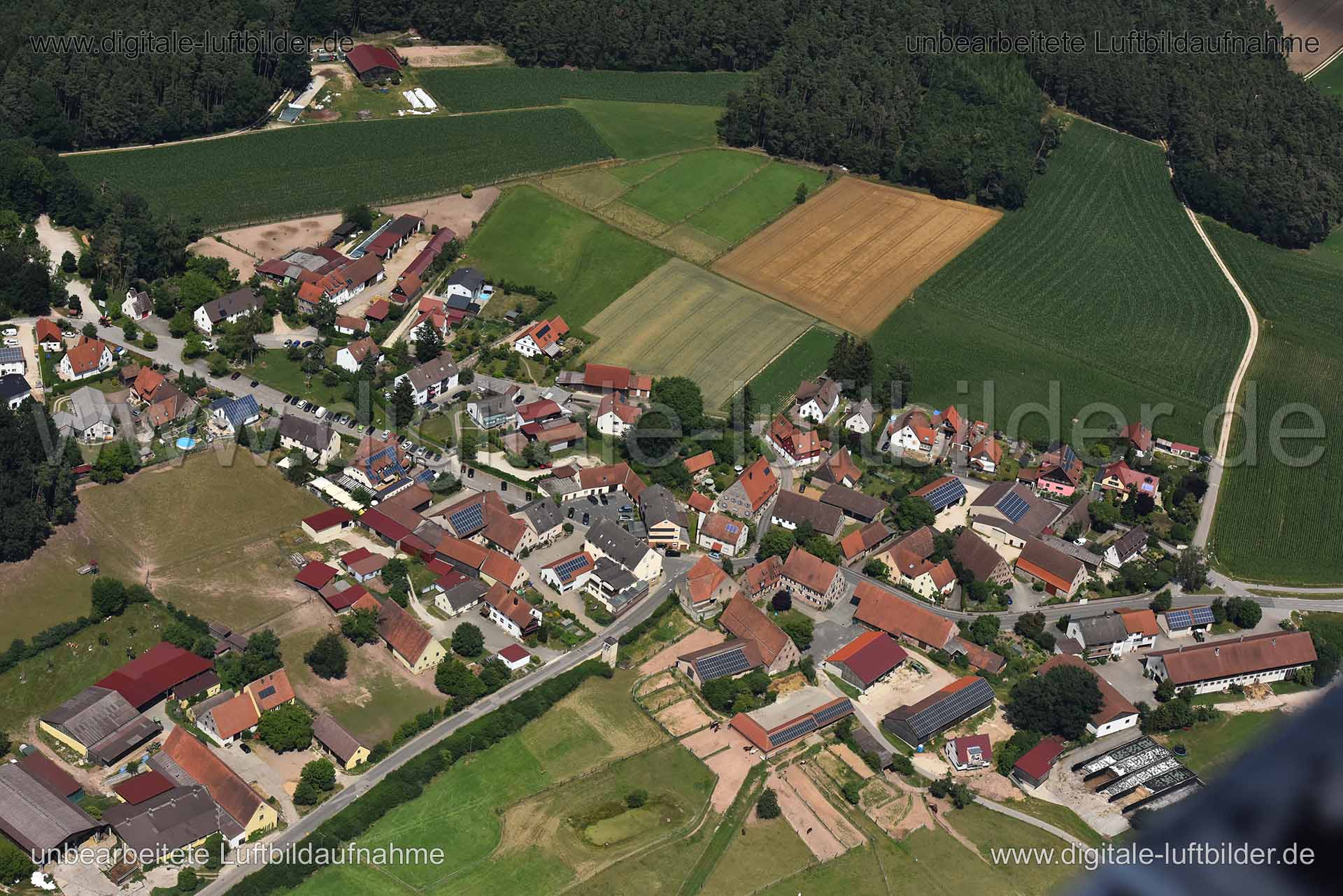 Titel: Büchenbach - Kühedorf, Bildnummer: n273640, Ort / Stadt: Roth, (Land)Kreis: Landkreis Roth, Regierungsbezirk: Mittelfranken, Bundesland: Bayern, Aufnahmedatum: 30.06.2018, Schlagwörter: Luftbild, Luftbilder, Luftbildfotografie, Luftaufnahme, Luftbildaufnahme, Luftfoto, Vogelperspektive, Vogelansicht, Deutschland, Schräg- und Senkrecht-Luftaufnahmen, Orthofotografie, Kühedorf, 91186, Büchenbach, Büchenbach - Kühedorf, Monat: Juni, Jahreszeit: Sommer, Tageszeit: Mittag / Nachmittag, Jahr: 2