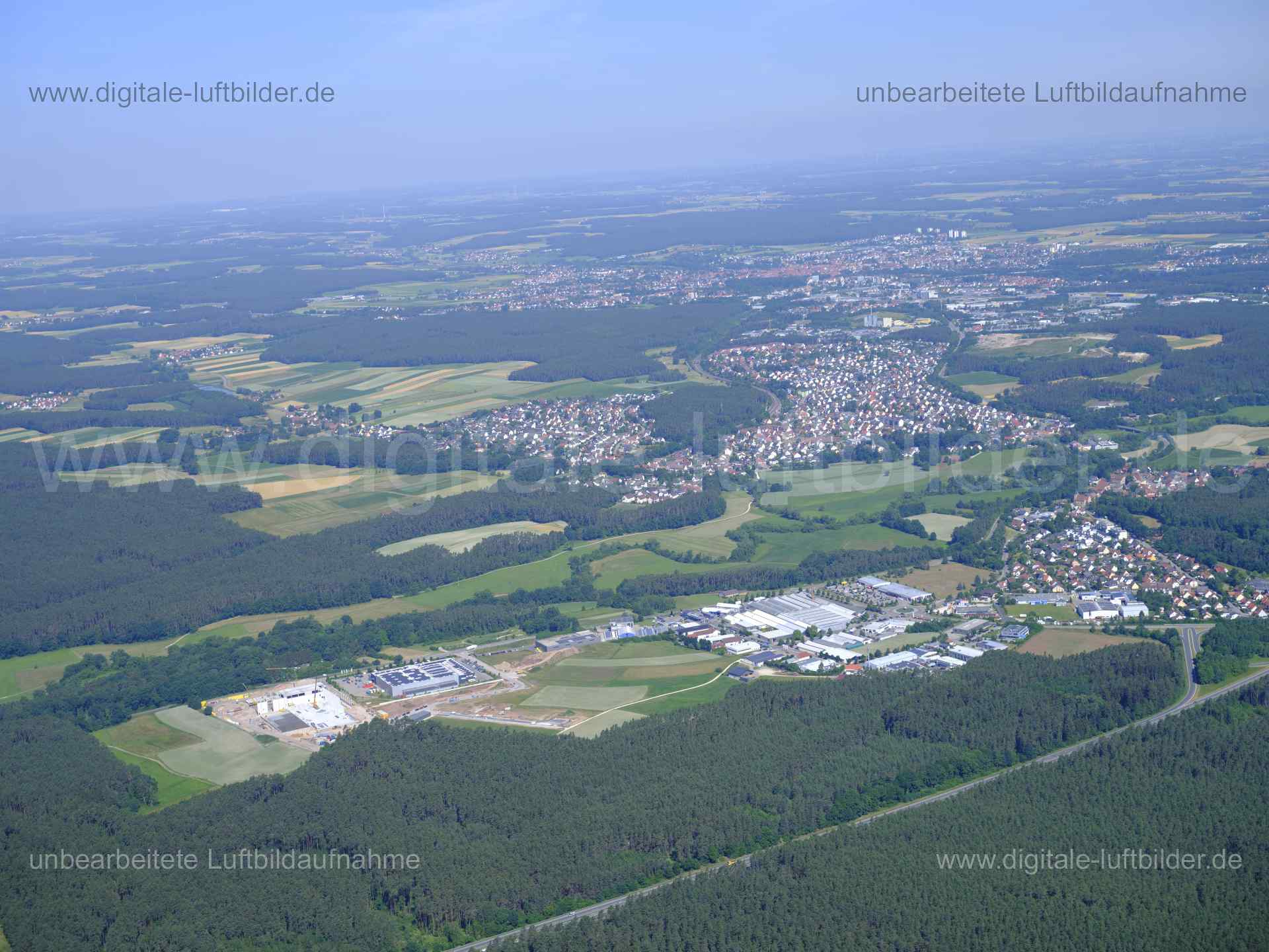 Titel: Rednitzhembach, Bildnummer: f480540, Ort / Stadt: Roth, (Land)Kreis: Landkreis Roth, Regierungsbezirk: Mittelfranken, Bundesland: Bayern, Aufnahmedatum: 14.06.2022, Schlagwörter: Luftbild, Luftbilder, Luftbildfotografie, Luftaufnahme, Luftbildaufnahme, Luftfoto, Luftbildarchiv, Luftbildsuche, Vogelperspektive, Vogelansicht, Deutschland, , Rednitzhembach, Himmel, Horizont, Untermainbach, Plöckendorf, Igelsdorf, Panorama, Monat: Juni, Jahreszeit: Sommer, Tageszeit: Vormittag / Mittag, Jahr: