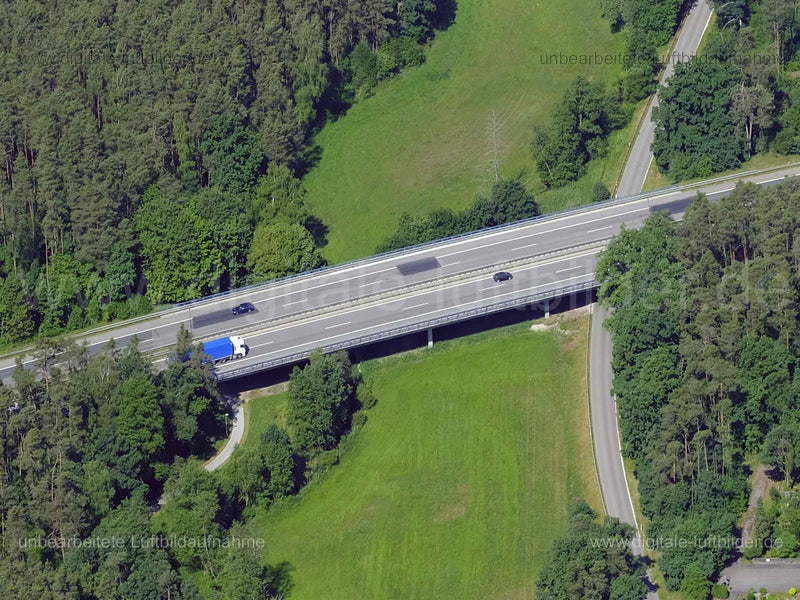 Titel: Talbrücke bei Pruppach, Bildnummer: f480551, Ort / Stadt: Roth, (Land)Kreis: Landkreis Roth, Regierungsbezirk: Mittelfranken, Bundesland: Bayern, Aufnahmedatum: 14.06.2022, Schlagwörter: Luftbild, Luftbilder, Luftbildfotografie, Luftaufnahme, Luftbildaufnahme, Luftfoto, Luftbildarchiv, Luftbildsuche, Vogelperspektive, Vogelansicht, Deutschland, , Pruppach, Bundesstraße B2, Talbrücke, Brücke, Finsterbachstraße, Monat: Juni, Jahreszeit: Sommer, Tageszeit: Vormittag / Mittag, Jahr: 2022, Flu