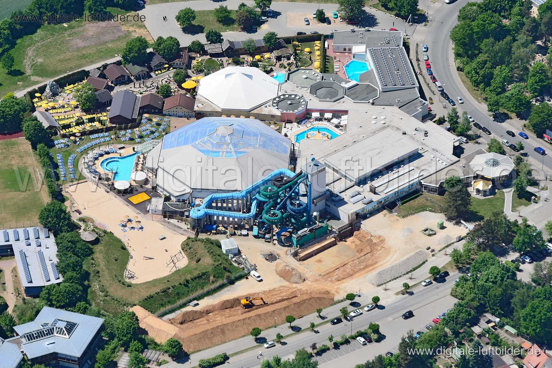 Titel: Palm Beach Erlebnisbad, Bildnummer: nn66060, Ort / Stadt: Stein, (Land)Kreis: Landkreis Fürth, Regierungsbezirk: Mittelfranken, Bundesland: Bayern, Aufnahmedatum: 25.05.2012, Schlagwörter: Luftbild, Luftbilder, Luftbildfotografie, Luftaufnahme, Luftbildaufnahme, Luftfoto, Vogelperspektive, Vogelansicht, Deutschland, Schräg- und Senkrecht-Luftaufnahmen, Orthofotografie, Palm Beach, Hallenbad, Therme, Freibad, Becken, Schwimmbecken, Sauna, Saunadorf, Saunalandschaft, Sand, Liegen, Rutsche,
