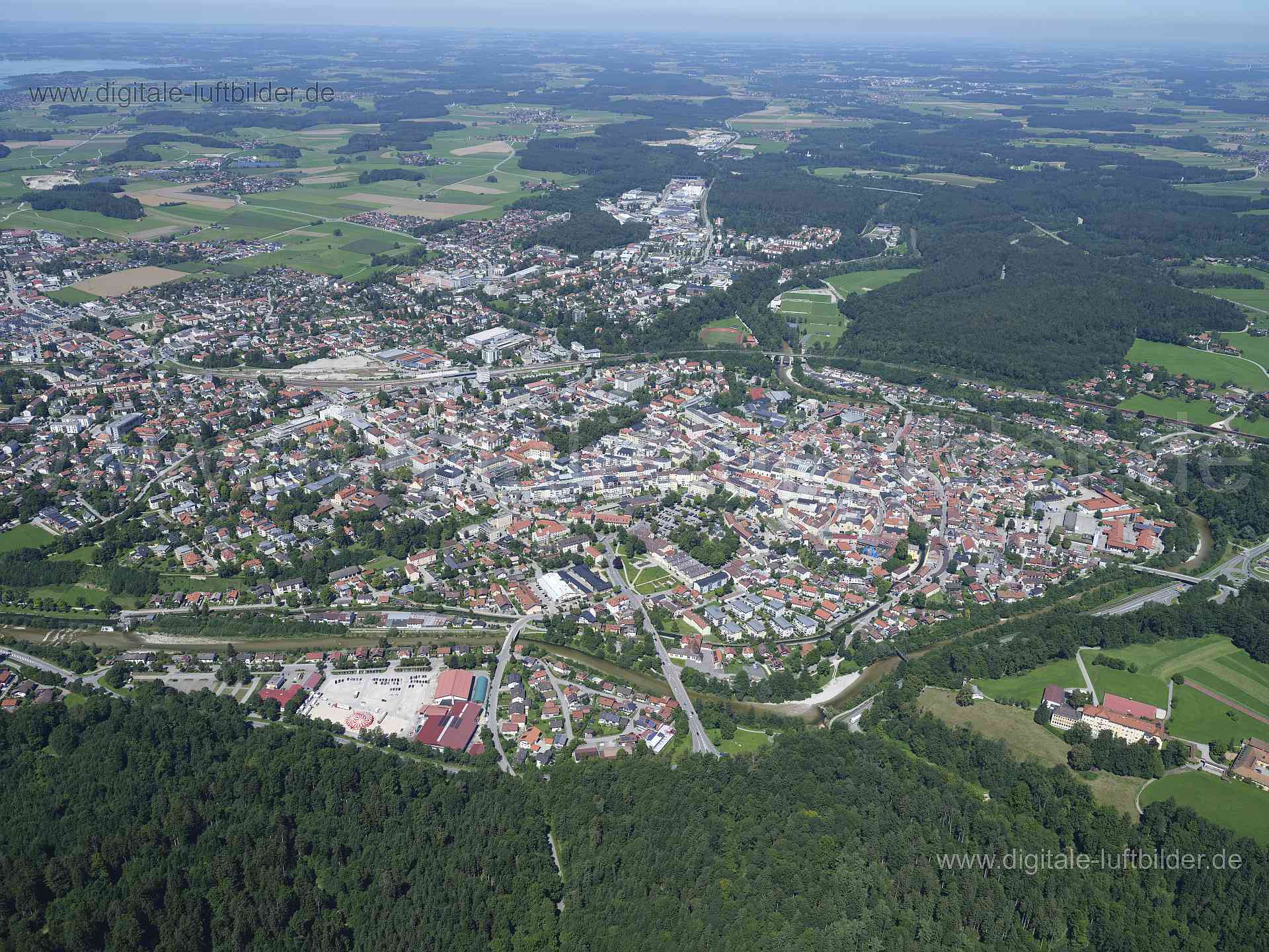 Titel: Traunstein, Bildnummer: f511270, Ort / Stadt: Traunstein, (Land)Kreis: Traunstein, Regierungsbezirk: Oberbayern, Bundesland: Bayern, Aufnahmedatum: 11.08.2023, Schlagwörter: Deutschland, , Altstadt, Stadtkern, Traun, Monat: August, Jahreszeit: Sommer, Tageszeit: Vormittag / Mittag, Jahr: 2023, Flug ID: 20230811, Bildstatus: unbearbeitetes Rohbild, Bildabmessung: 11648 x 8736 Pixel, Fotograf & Copyright: Oliver Acker