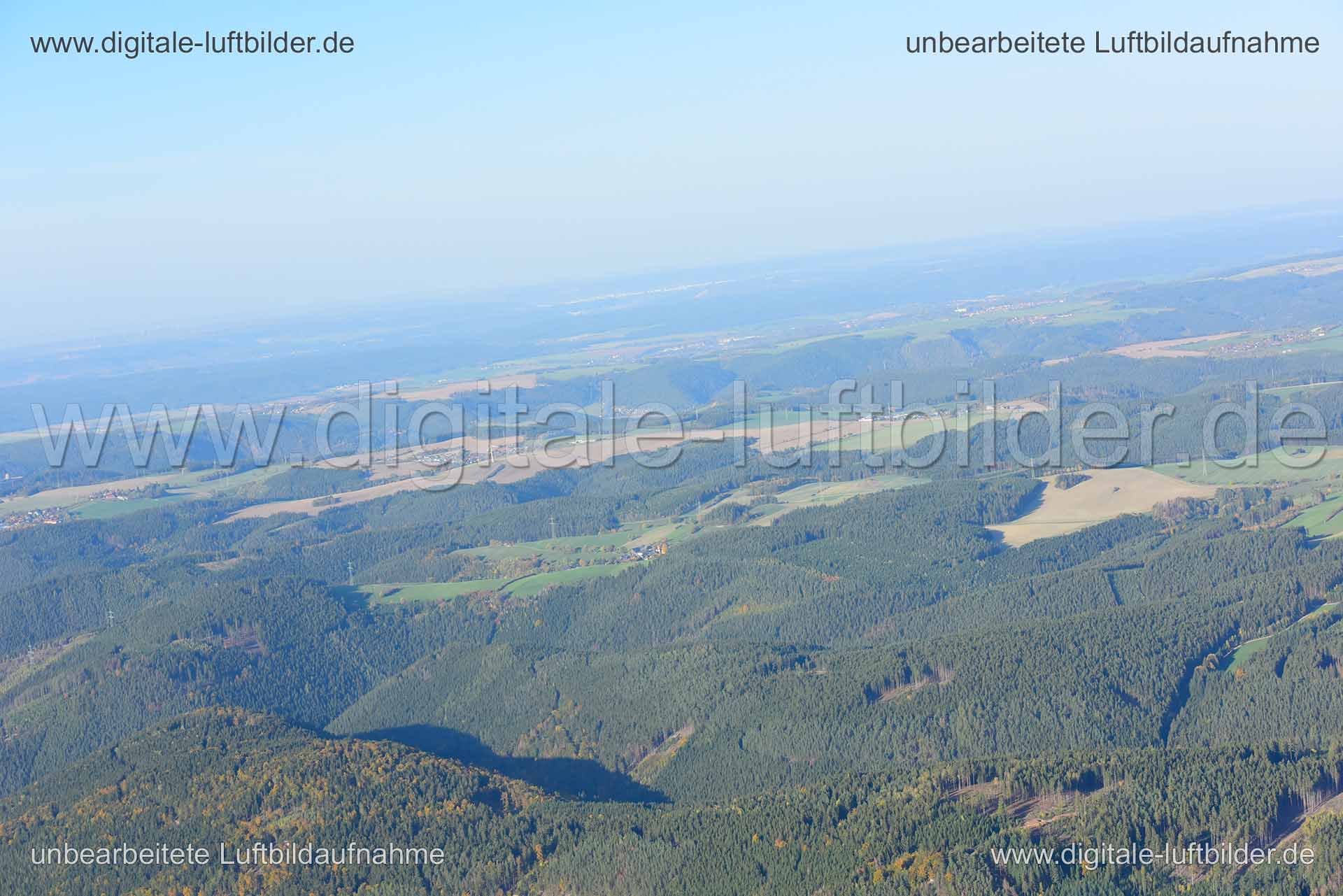 Titel: Thüringen, Bildnummer: n356640, Ort / Stadt: unbekannt, (Land)Kreis: unbekannt, Regierungsbezirk: Thüringen, Bundesland: Thüringen, Aufnahmedatum: 14.10.2019, Schlagwörter: Luftbild, Luftbilder, Luftbildfotografie, Luftaufnahme, Luftbildaufnahme, Luftfoto, Vogelperspektive, Vogelansicht, Deutschland, Schräg- und Senkrecht-Luftaufnahmen, Orthofotografie, Panorama, Himmel, Horizont, Thüringen, Monat: Oktober, Jahreszeit: Herbst, Tageszeit: Mittag / Nachmittag, Jahr: 2019, Flug ID: 20191014,