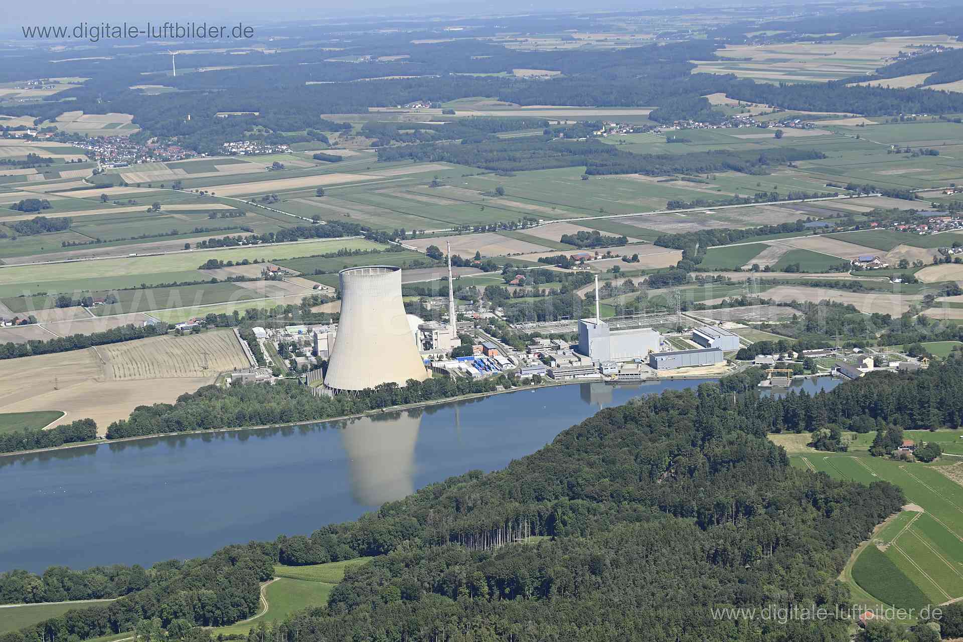 Titel: Kernkraftwerk Isar, Bildnummer: n511910, Ort / Stadt: Unterahrain, (Land)Kreis: Landkreis Landshut, Regierungsbezirk: Niederbayern, Bundesland: Bayern, Aufnahmedatum: 11.08.2023, Schlagwörter: Deutschland, , Kernkraftwerk, Atomkraftwerk, Kraftwerk, Energiegewinnung, Stromgewinnung, Industrieanlage, Isar, Schlot, Kamin, Kühlturm, Atomenergie, Schlot, Kamin, Kraftwerk Niederaichbach, Monat: August, Jahreszeit: Sommer, Tageszeit: Vormittag / Mittag, Jahr: 2023, Flug ID: 20230811, Bildstatus: