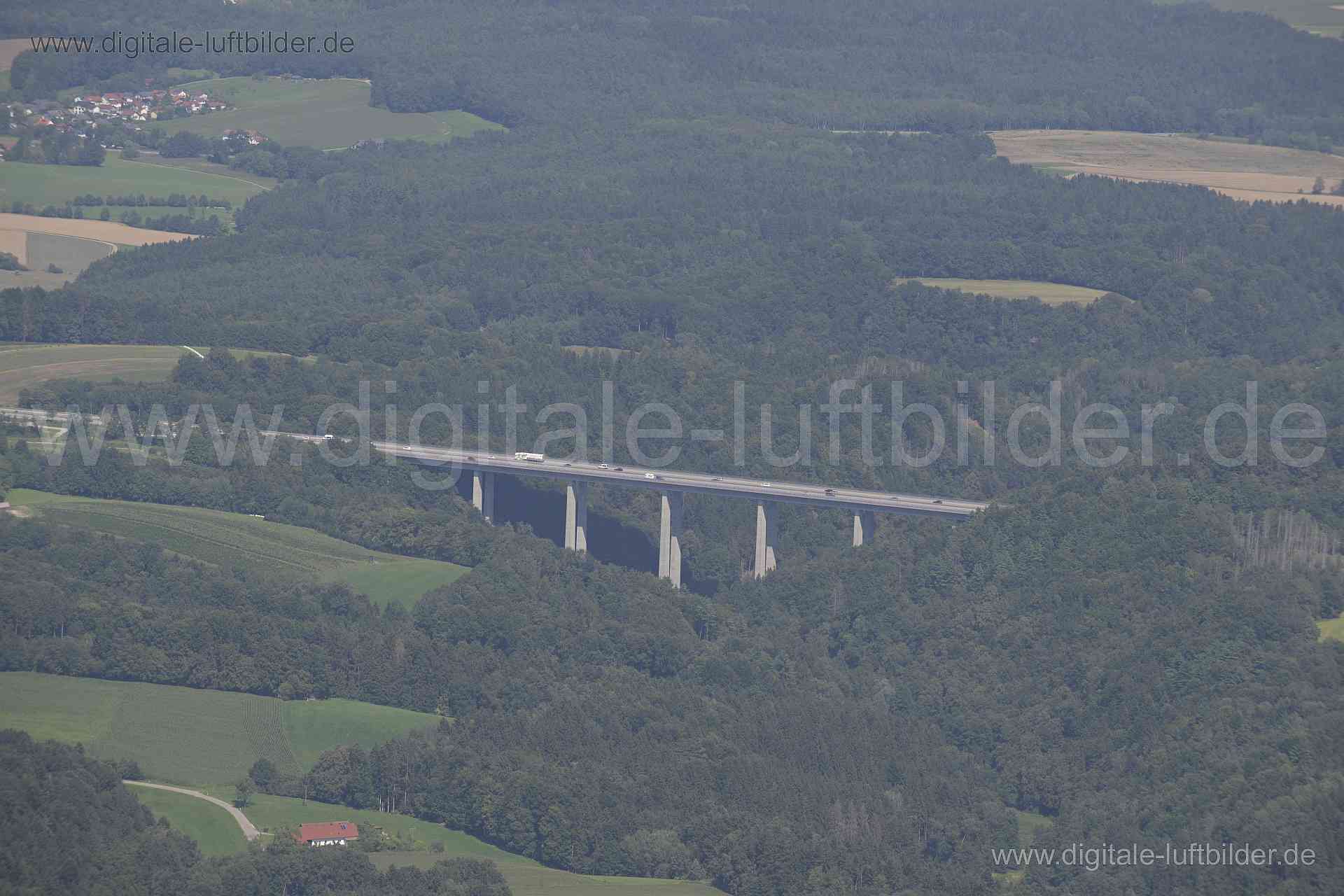 Luftaufnahme Autobahnbrücke bei Vilshofen in Vilshofen | Niederbayern, Bayern