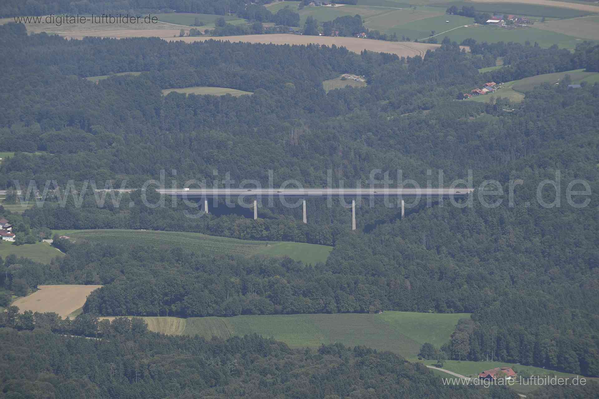 Luftaufnahme Autobahnbrücke bei Vilshofen in Vilshofen | Niederbayern, Bayern