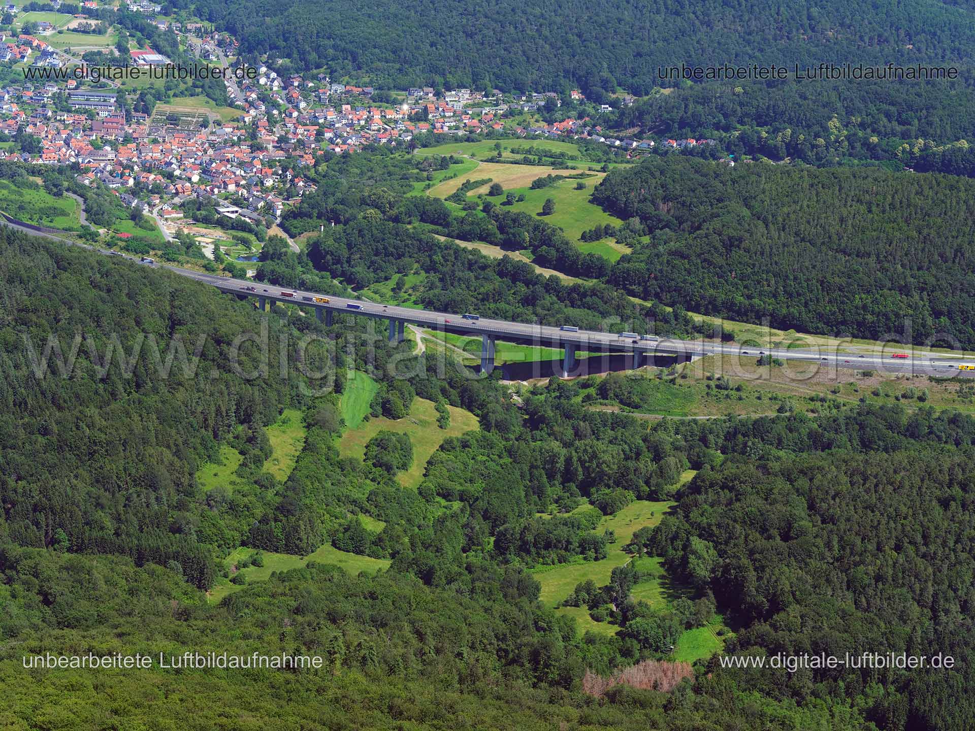 Titel: Kauppenbrücke, Bildnummer: f371660, Ort / Stadt: Waldaschaff, (Land)Kreis: Landkreis Aschaffenburg, Regierungsbezirk: Unterfranken, Bundesland: Bayern, Aufnahmedatum: 24.06.2020, Schlagwörter: Luftbild, Luftbilder, Luftbildfotografie, Luftaufnahme, Luftbildaufnahme, Luftfoto, Vogelperspektive, Vogelansicht, Deutschland, Schräg- und Senkrecht-Luftaufnahmen, Orthofotografie, Kauppenbrücke, Autobahnbrücke, Brücke, Autobahn A3, Autobahn, Brückenfpeiler, Waldaschaff, Monat: Juni, Jahreszeit: S