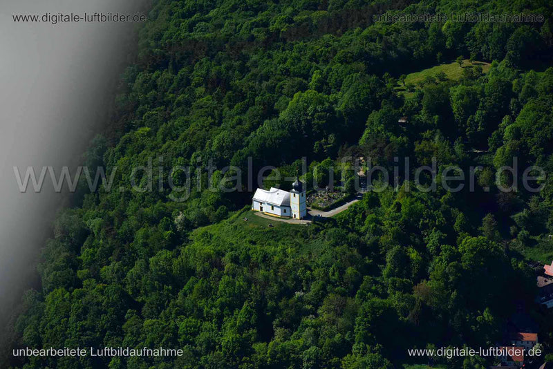 Luftaufnahme St. Nikolaus Kapelle/Kirche - Vexierkapelle in Weilersbach | Oberfranken, Bayern