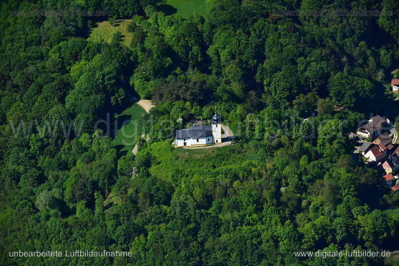 Luftaufnahme St. Nikolaus Kapelle/Kirche - Vexierkapelle in Weilersbach | Oberfranken, Bayern