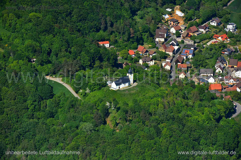 Luftaufnahme St. Nikolaus Kapelle/Kirche - Vexierkapelle in Weilersbach | Oberfranken, Bayern