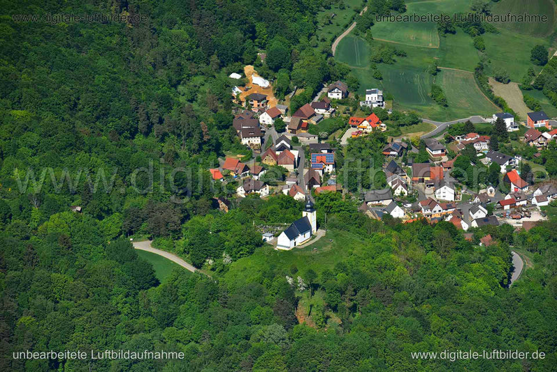 Luftaufnahme St. Nikolaus Kapelle/Kirche - Vexierkapelle in Weilersbach | Oberfranken, Bayern