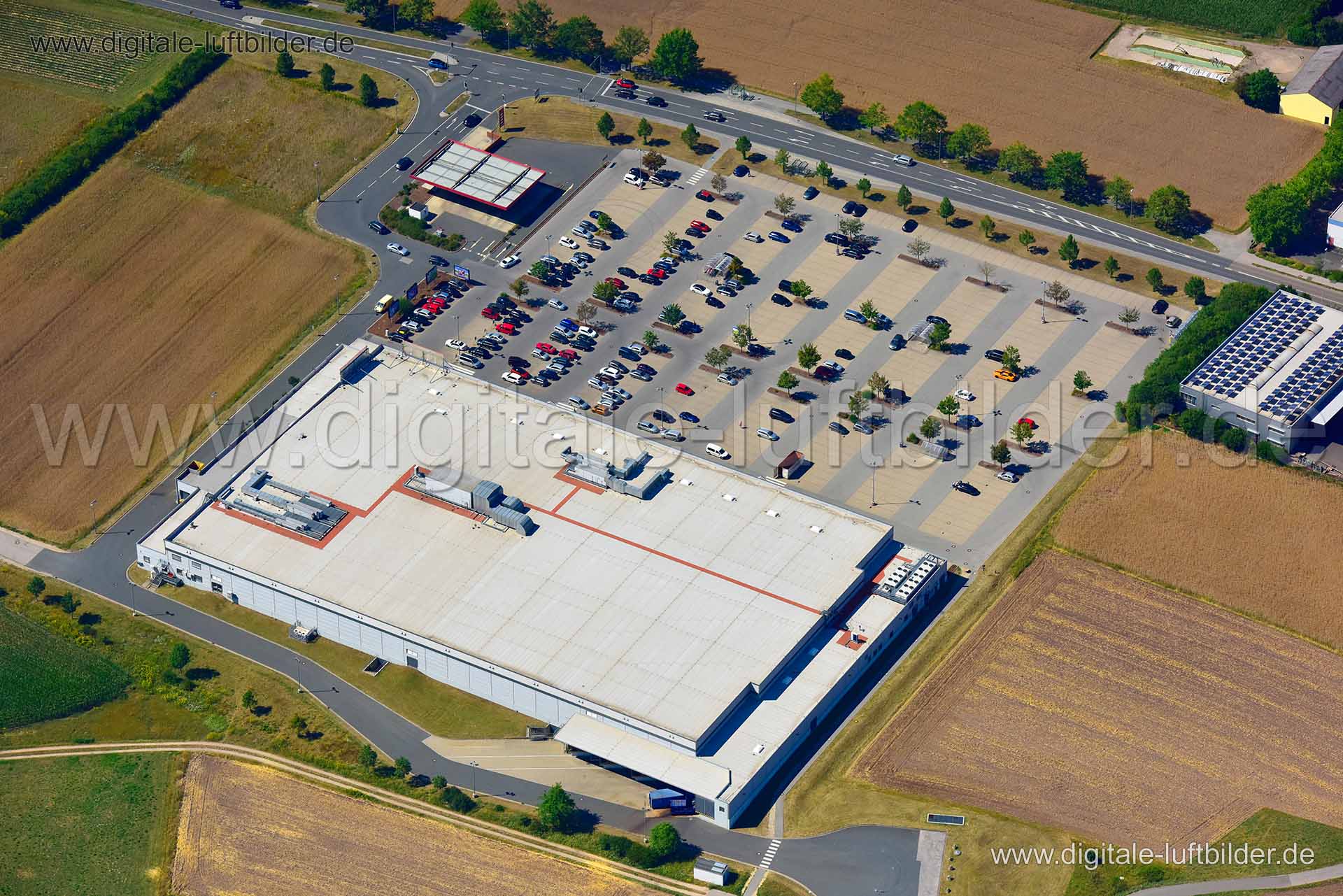 Titel: Großschwarzenlohe - Kaufland, Bildnummer: n320390, Ort / Stadt: Wendelstein, (Land)Kreis: Landkreis Roth, Regierungsbezirk: Mittelfranken, Bundesland: Bayern, Aufnahmedatum: 24.07.2019, Schlagwörter: Luftbild, Luftbilder, Luftbildfotografie, Luftaufnahme, Luftbildaufnahme, Luftfoto, Vogelperspektive, Vogelansicht, Deutschland, Schräg- und Senkrecht-Luftaufnahmen, Orthofotografie, Großschwarzenlohe, Kaufland, Rother Straße, Kaufland Wendelstein, Gewerbeflächen & Gewerbeimmobilien, Großschw