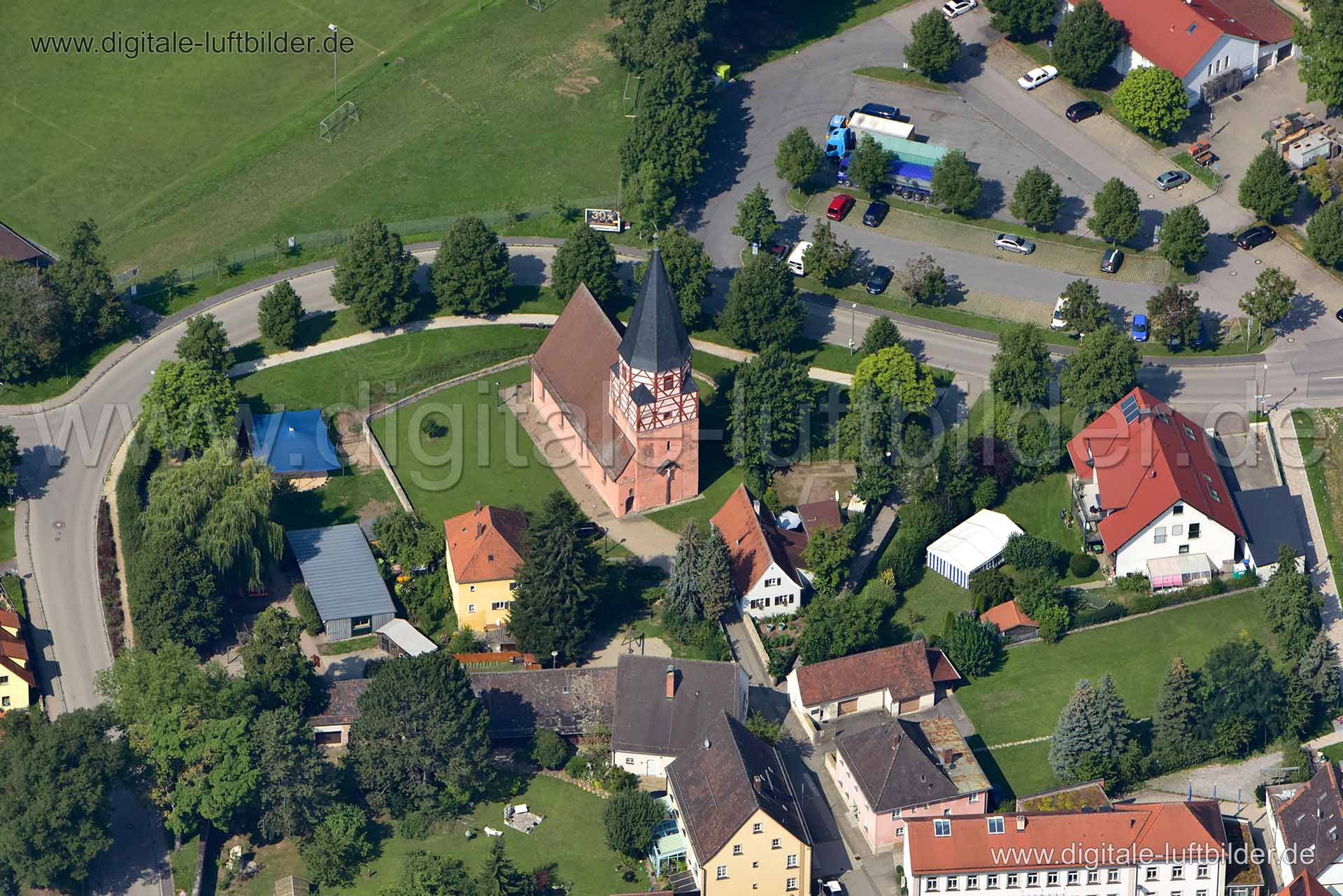 Luftaufnahme Pfarrkirche Allerheiligen in Wendelstein | Mittelfranken, Bayern