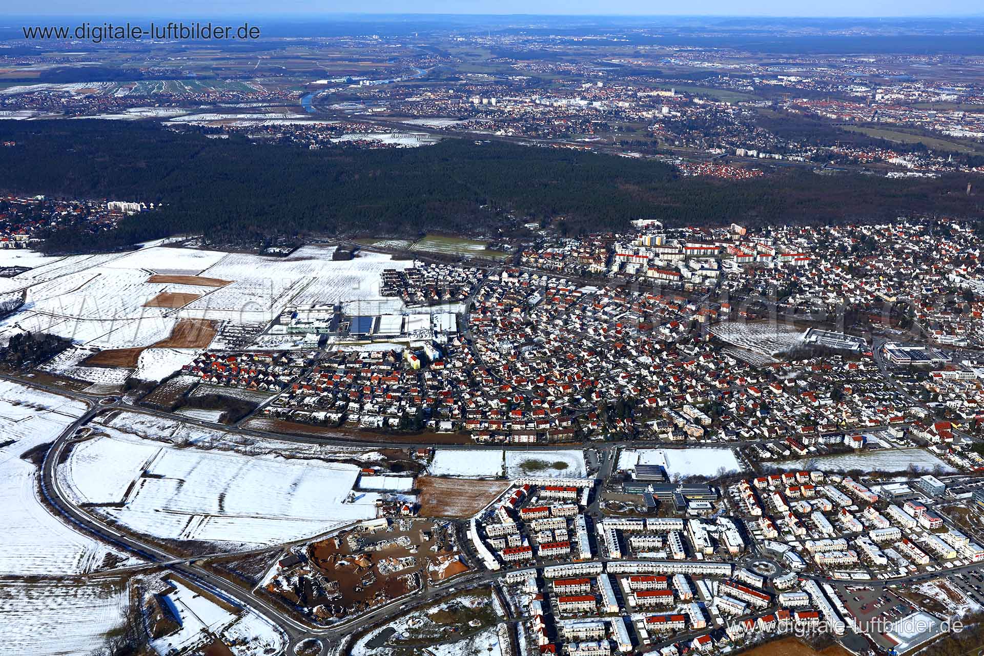 Titel: Zirndorf, Bildnummer: c254320, Ort / Stadt: Zirndorf, (Land)Kreis: Landkreis Fürth, Regierungsbezirk: Mittelfranken, Bundesland: Bayern, Aufnahmedatum: 21.03.2018, Schlagwörter: Luftbild, Luftbilder, Luftbildfotografie, Luftaufnahme, Luftbildaufnahme, Luftfoto, Vogelperspektive, Vogelansicht, Deutschland, Schräg- und Senkrecht-Luftaufnahmen, Orthofotografie, Steinweg, Heimgartenstraße, Fliederstraße, Grillenberger Straße, Hermann-Löns-Straße, Südwesttangente, Panorama, Himmel, Horizont, A
